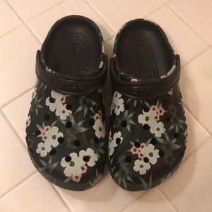 Crocs Tropical Floral Black Baya Printed Clog